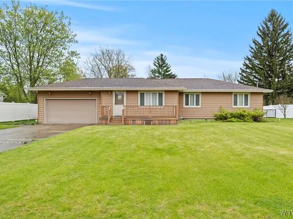 992 N Hewitt Dr, Lewiston, NY 14092