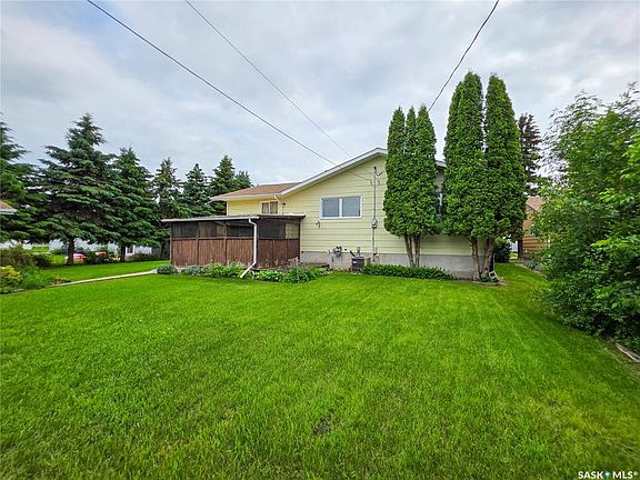 3rd image of 618 4th AVENUE W