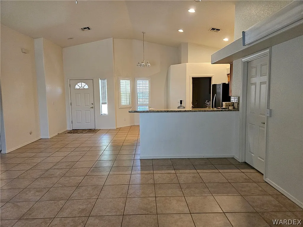 3 bed, 2.0 bath, 1448 sqft, $2,100 — Photo 2