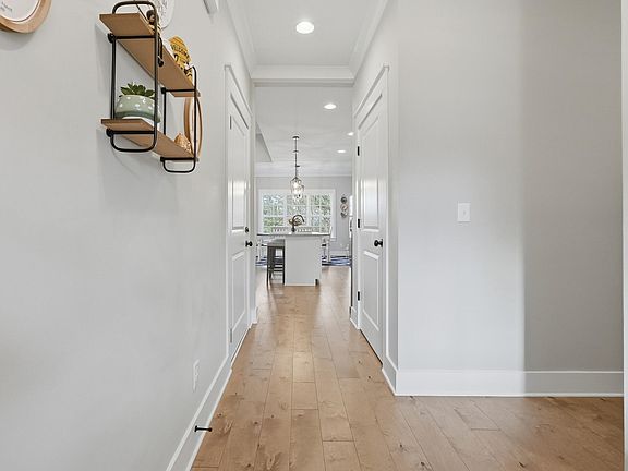 5th image of 735 Riddle Rd