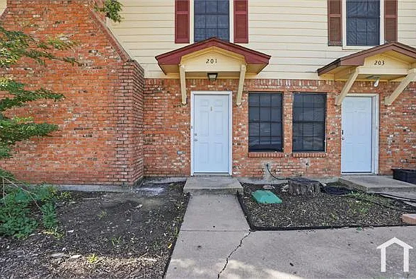 201 Cambridge Dr — Photo 1