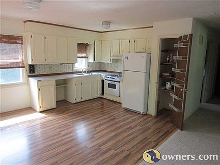 Kitchen, pergo floor, pantry