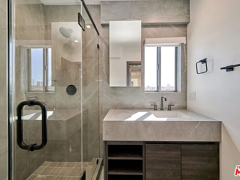 145 S Maple Dr #401 — Photo 31