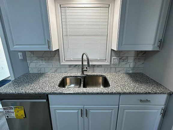 4th image of 704 Paradise Ave
