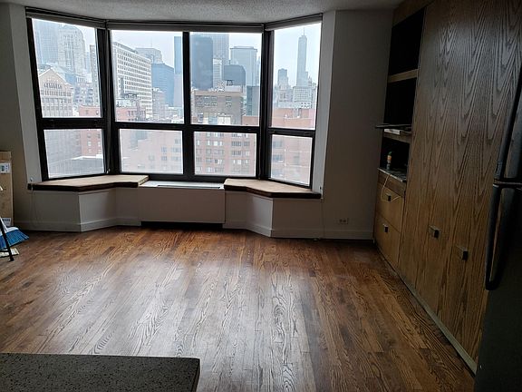 4th image of 899 S Plymouth Ct APT 1301