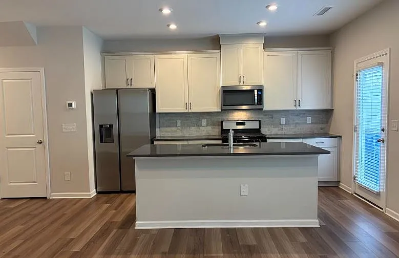 3 bed, 2.5 bath, 1476 sqft, $1,895 — Photo 2