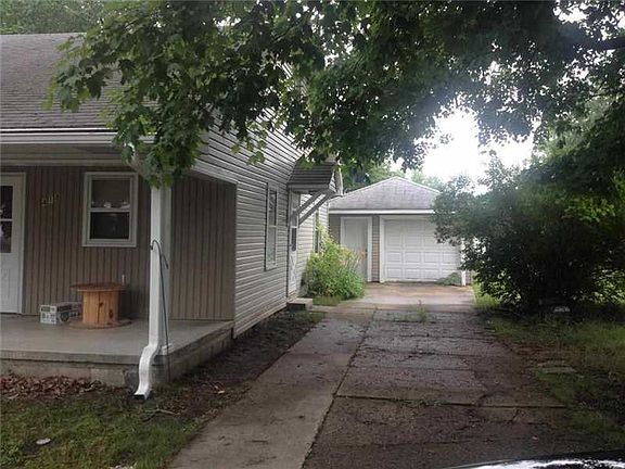4th image of 418 E Commercial St