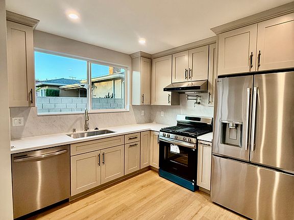 3rd image of 5607 N Muscatel Ave #B