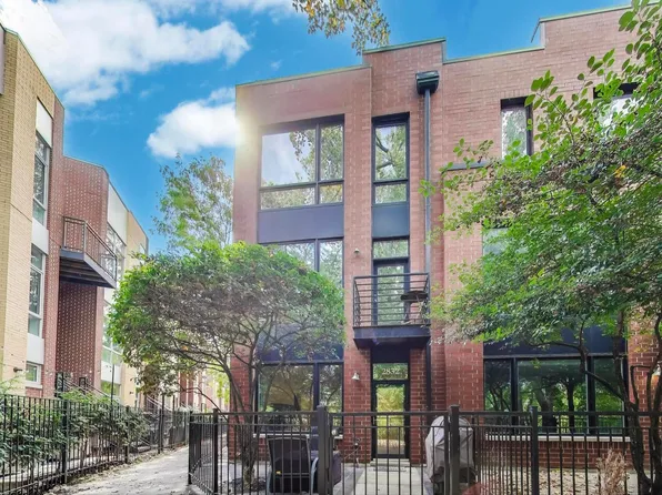 2832 N Riverwalk Dr, Chicago, IL 60618