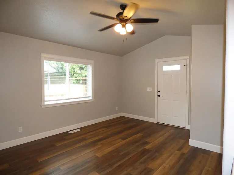 3576-3578 Fisher Ct NE — Photo 7
