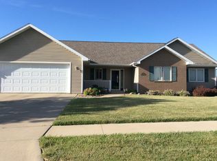 1108 Edgewater Dr, Pella, IA 50219
