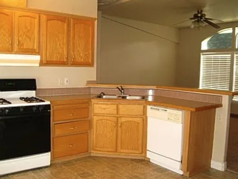 311 N Highland Dr — Photo 6