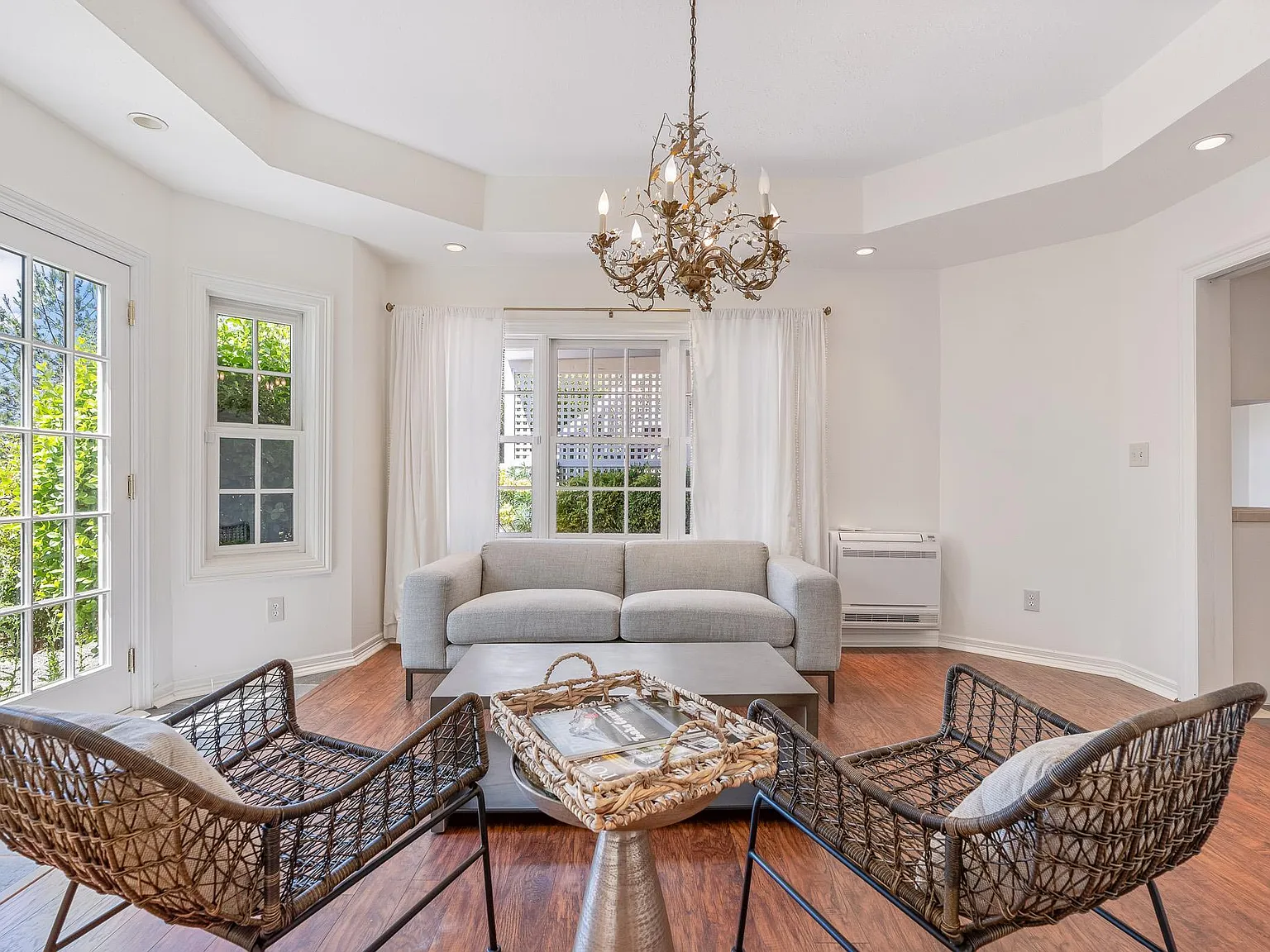 4 bed, 3.5 bath, 3507 sqft, $9,000 — Photo 2