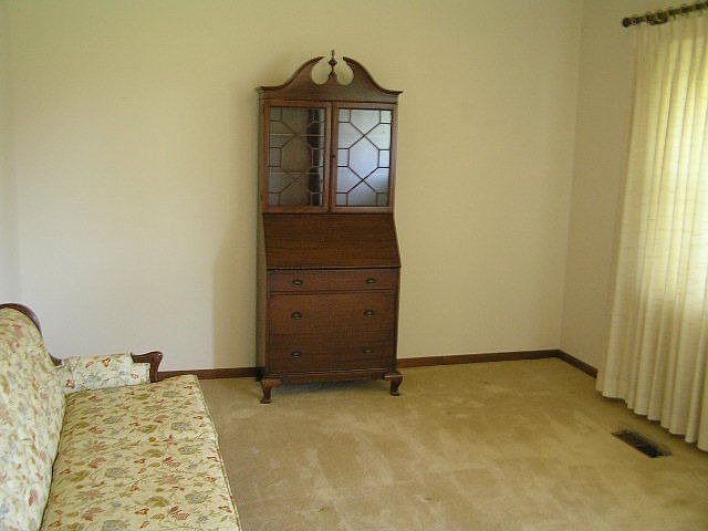 2nd image of 105 N Larkspur Ln