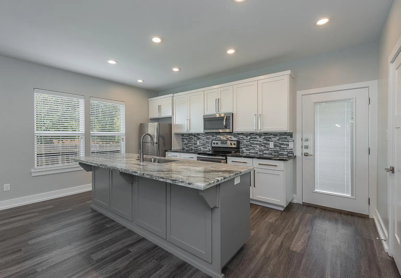 3 bed, 3.5 bath, 1800 sqft, $3,000 — Photo 3