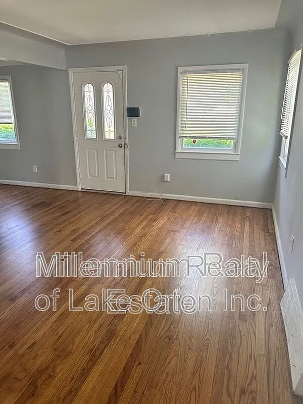 3 bed, 1.0 bath, 960 sqft, $1,500 — Photo 2