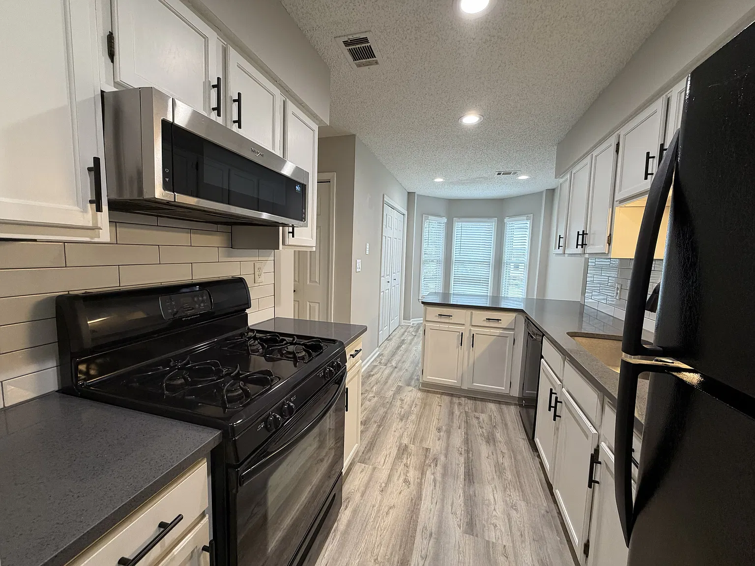 2 bed, 2.5 bath, 1320 sqft, $2,050 — Photo 2