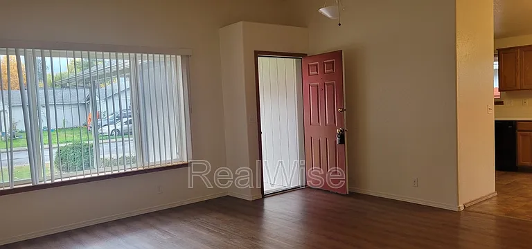 2210 SW Bridge St — Photo 3