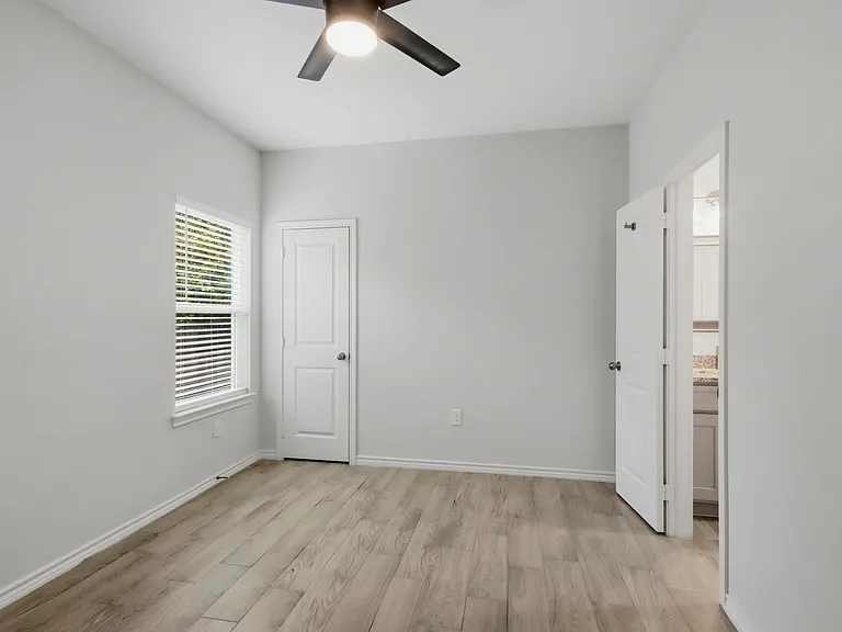16902 Balmoral — Photo 14