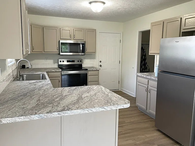 2595 Ellet Ave — Photo 5
