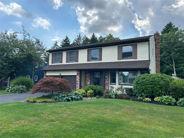 10 Barkley Lane, Nesconset, NY 11767