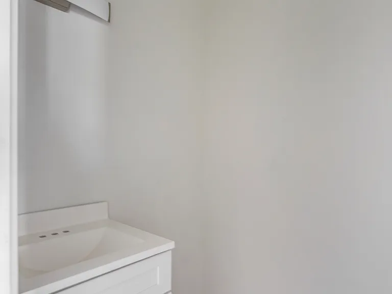 445 Hiscock St — Photo 11