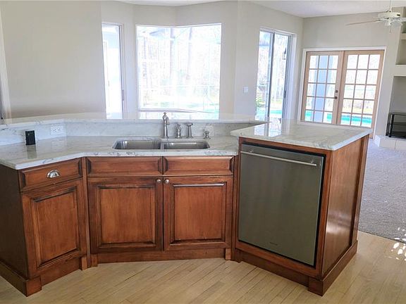 3rd image of 1003 Berkshire Ln