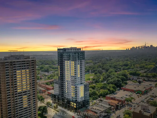 286 Main St #1811, Toronto, ON M4C 0B3