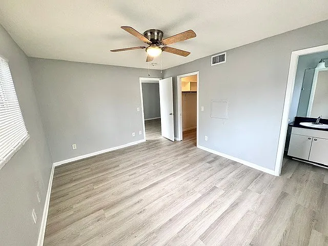 Devon Manor Apartments — Photo 31