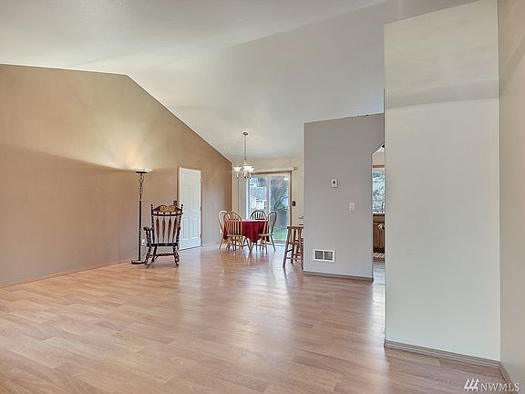 5th image of 310 Madrona Dr N
