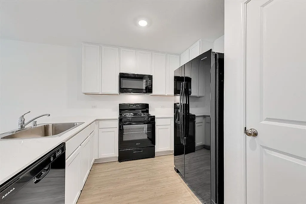 3 bed, 1402 sqft, $2,299 — Photo 2