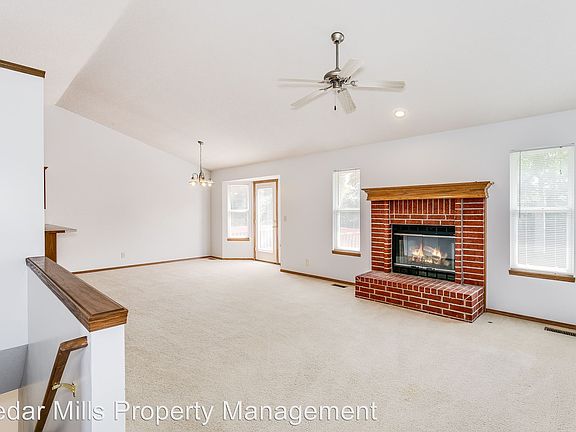 3rd image of 1002 N Bedford Ct