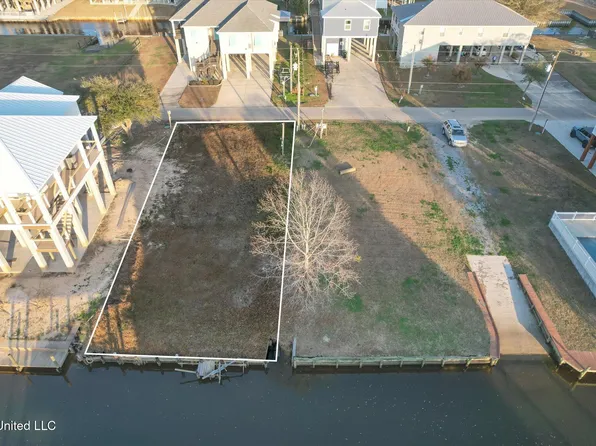 86 Fiber St, Bay Saint Louis, MS 39520