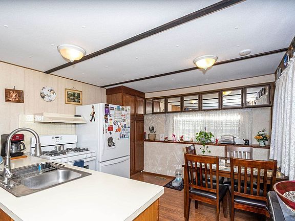 3rd image of 145 Walnut Cir