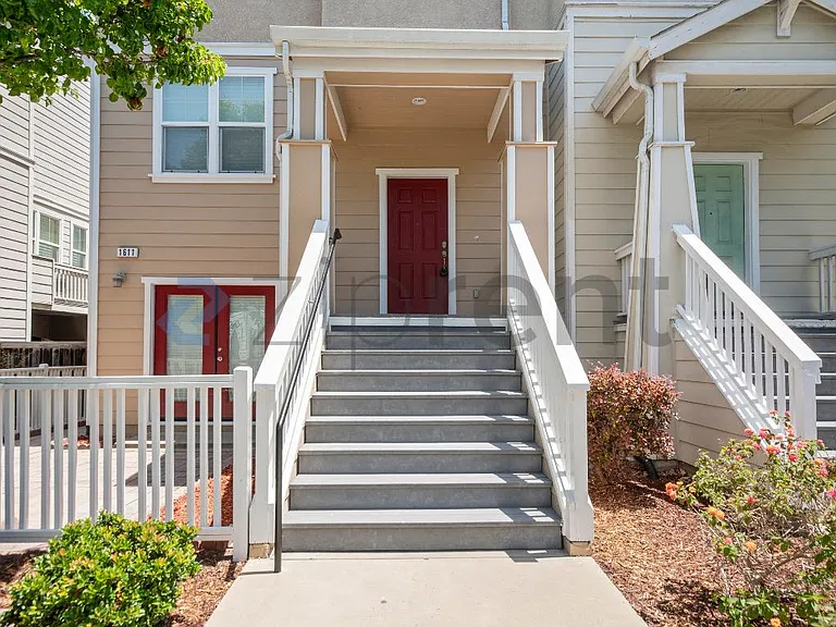 1611 Summer Ln — Photo 2