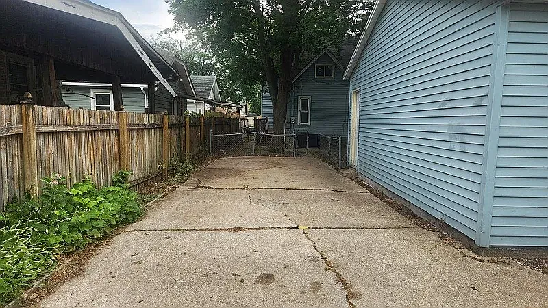 9th Ave, Rockford — Photo 4