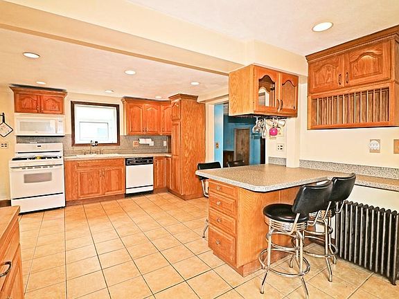 5th image of 37 Tewksbury St