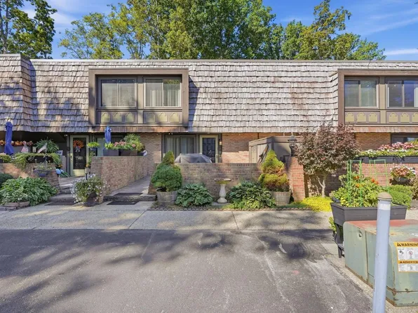 1120 By The Shores Dr APT 4, Huron, OH 44839