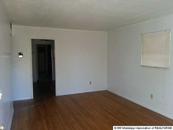 3rd image of 932 Grant Pl