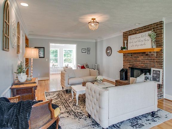 SPACIOUS LIVING ROOM