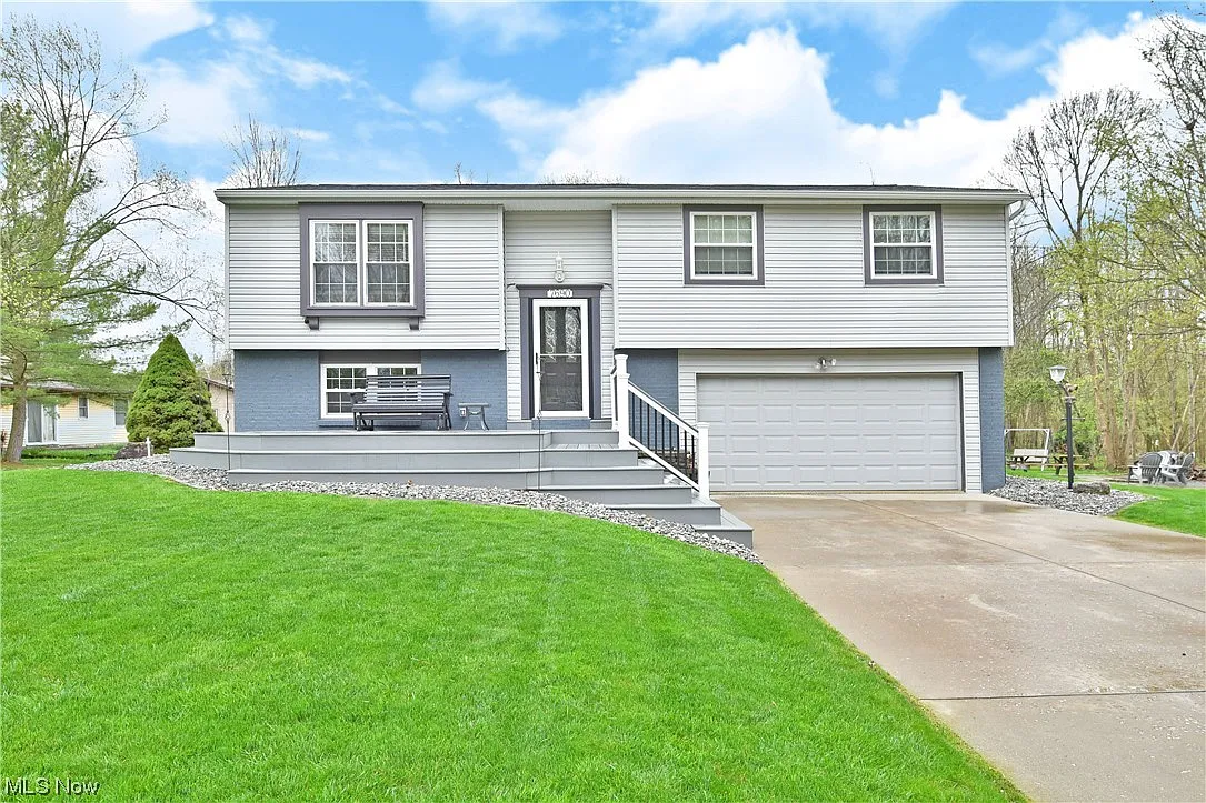 7690 Castle Rock Dr NE photo 1