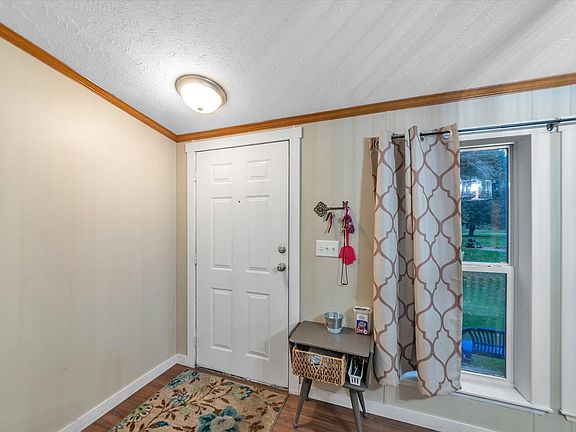 4th image of 16490 Meddler Ave