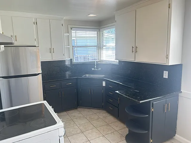 2844 Ione St — Photo 5