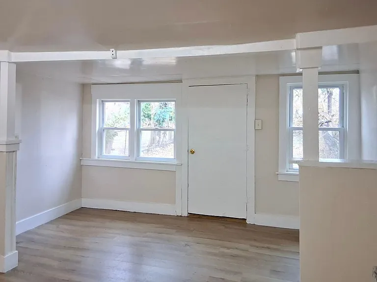 325 N laurel St — Photo 6