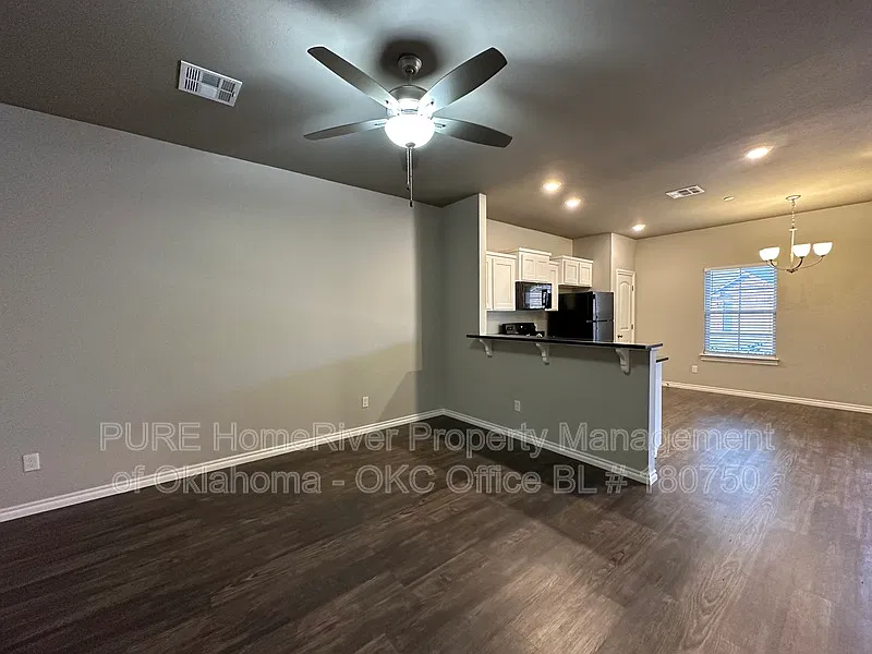 2 bed, 1.0 bath, 2022 sqft, $1,195 — Photo 2