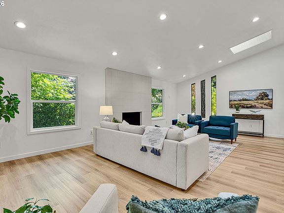 5th image of 2402 NE Summit Ridge Dr