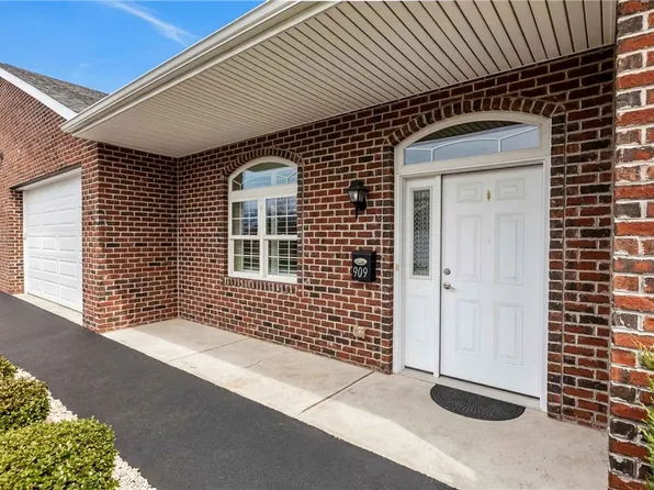 909 Valentina Ln, New Kensington, PA 15068