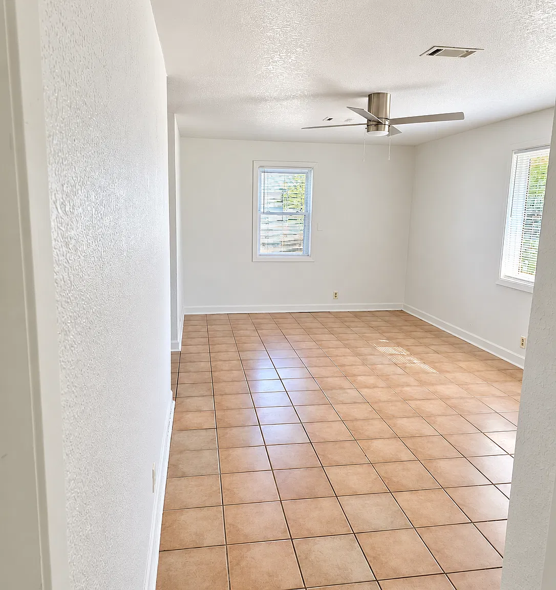 3 bed, 1000 sqft, $1,300 — Photo 3