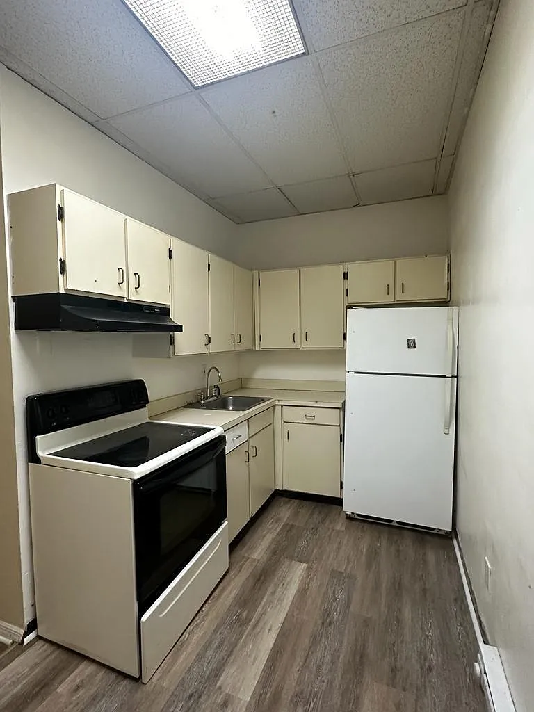 273 S Leonard St — Photo 2