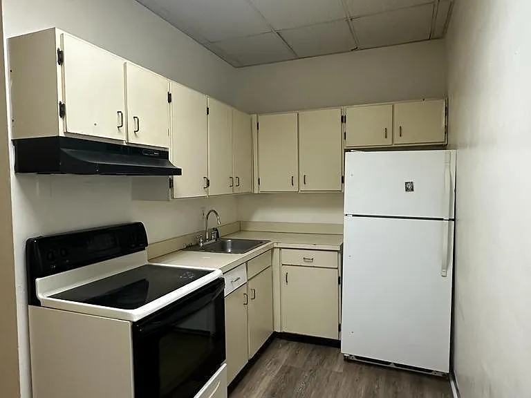 273 S Leonard St #1 — Photo 2